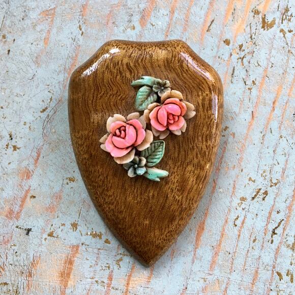 Vintage 1940s Art Nouveau Celluloid Rose Floral Wooden Shield Brooch - Picture 1 of 6